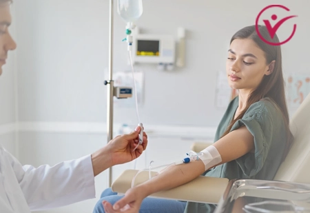 Врач делает капельницу пациентке